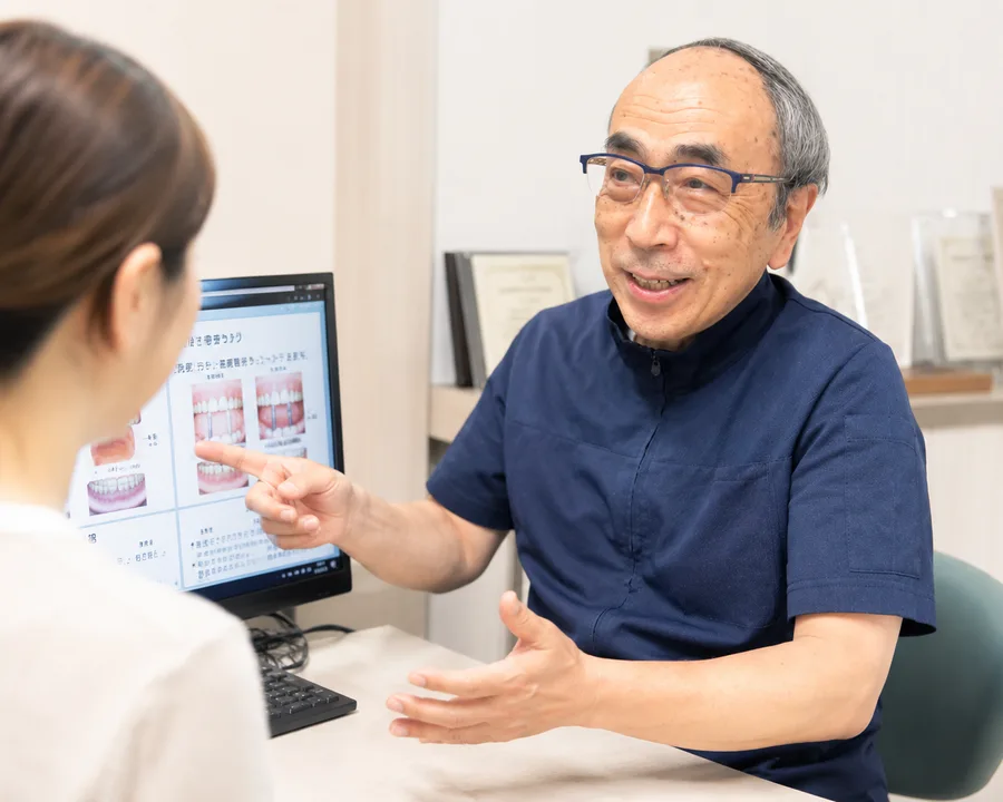 患者さまに治療計画を説明する阿部院長